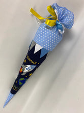 Laden Sie das Bild in den Galerie-Viewer, Schultüte Rakete/ Erde/ Astronaut mit tollen Sternen inkl. Papprohling 70 cm oder 85 cm ST027 & ST028
