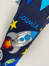 Laden Sie das Bild in den Galerie-Viewer, Schultüte Rakete Erde Astronaut Weltraum aus Stoff inkl. Papprohling 70 cm oder 85 cm ST047 & ST048