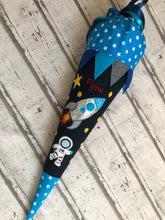 Laden Sie das Bild in den Galerie-Viewer, Schultüte Rakete Weltraum aus Stoff mit Glitzer inkl. Papprohling 70 cm oder 85 cm ST273 & ST274