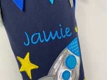 Laden Sie das Bild in den Galerie-Viewer, Schultüte Rakete Erde Astronaut Weltraum aus Stoff inkl. Papprohling 70 cm oder 85 cm ST047 & ST048