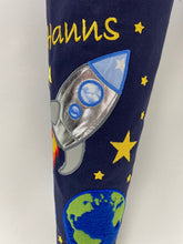 Laden Sie das Bild in den Galerie-Viewer, Schultüte Rakete Erde Astronaut aus Stoff mit tollen Sternen inkl. Papprohling 70 cm oder 85 cm ST075 & ST076