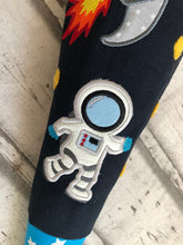 Laden Sie das Bild in den Galerie-Viewer, Schultüte Rakete Weltraum aus Stoff mit Glitzer inkl. Papprohling 70 cm oder 85 cm ST273 & ST274