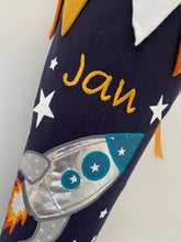 Laden Sie das Bild in den Galerie-Viewer, Schultüte Rakete Weltraum aus Stoff inkl. Papprohling 70 cm oder 85 cm ST049 & ST050