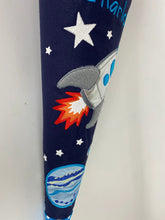 Laden Sie das Bild in den Galerie-Viewer, Schultüte Planeten Weltraum Rakete Stoff inkl. Papprohling 70cm oder 85 cm ST189 & ST190