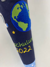 Laden Sie das Bild in den Galerie-Viewer, Schultüte Rakete/ Erde/ Astronaut mit tollen Sternen inkl. Papprohling 70 cm oder 85 cm ST027 & ST028