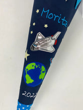 Laden Sie das Bild in den Galerie-Viewer, Schultüte Weltraum Spaceshuttle Stoff inkl. Papprohling 70 cm oder 85 cm ST051 & ST052