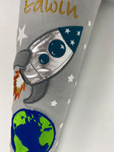 Laden Sie das Bild in den Galerie-Viewer, Schultüte aus Stoff Weltraum/ Raketen Papprohling 70 cm oder 85 cm ST113 & ST114