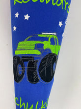 Laden Sie das Bild in den Galerie-Viewer, Schultüte Monstertruck Stoff inkl. Papprohling 70 cm oder 85 cm ST247 & ST248