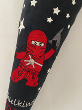 Laden Sie das Bild in den Galerie-Viewer, Schultüte Ninja/ Ninjago Stoff inkl. Papprohling 70 cm oder 85 cm ST069 & ST070