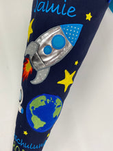 Laden Sie das Bild in den Galerie-Viewer, Schultüte Rakete Erde Astronaut Weltraum aus Stoff inkl. Papprohling 70 cm oder 85 cm ST047 & ST048