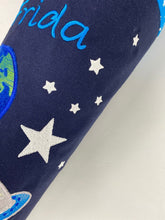 Laden Sie das Bild in den Galerie-Viewer, Schultüte Weltraum und Planeten aus Stoff inkl. Papprohling 70 cm oder 85 cm ST061 & ST062