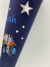 Laden Sie das Bild in den Galerie-Viewer, Schultüte Traktor aus Stoff inkl. Papprohling 70 cm oder 85 cm ST251 & ST252