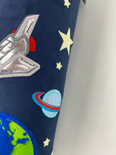 Laden Sie das Bild in den Galerie-Viewer, Schultüte Weltraum Spaceshuttle Stoff inkl. Papprohling 70 cm oder 85 cm ST051 & ST052