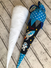 Laden Sie das Bild in den Galerie-Viewer, Schultüte Rakete Weltraum aus Stoff mit Glitzer inkl. Papprohling 70 cm oder 85 cm ST273 & ST274