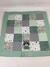 Laden Sie das Bild in den Galerie-Viewer, Babydecke/Krabbeldecke *Patchwork Waschbär * KRD3001