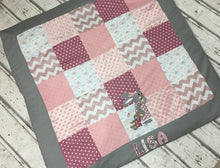 Laden Sie das Bild in den Galerie-Viewer, Babydecke/Krabbeldecke *Patchwork Hasen Mädchen* KRD3006
