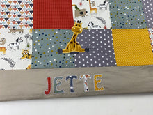 Laden Sie das Bild in den Galerie-Viewer, Babydecke/Krabbeldecke *Patchwork Giraffe * KRD3022