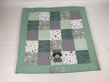 Laden Sie das Bild in den Galerie-Viewer, Babydecke/Krabbeldecke *Patchwork Waschbär * KRD3001