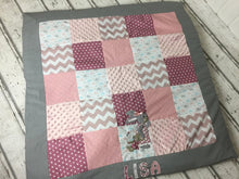 Laden Sie das Bild in den Galerie-Viewer, Babydecke/Krabbeldecke *Patchwork Hasen Mädchen* KRD3006