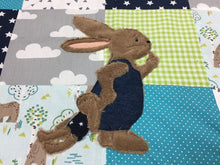Laden Sie das Bild in den Galerie-Viewer, Babydecke/Krabbeldecke *Patchwork Schnuffelhase* KRD3016