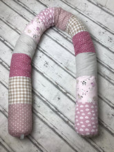 Laden Sie das Bild in den Galerie-Viewer, Bettschlange/Lagerungshilfe rosa/altrosa Patchwork* BS0025