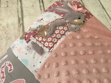 Laden Sie das Bild in den Galerie-Viewer, Babydecke/Krabbeldecke *Patchwork Hasen Mädchen* KRD3006