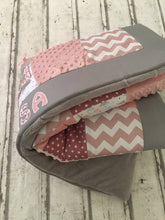 Laden Sie das Bild in den Galerie-Viewer, Babydecke/Krabbeldecke *Patchwork Hasen Mädchen* KRD3006