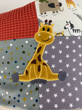 Laden Sie das Bild in den Galerie-Viewer, Babydecke/Krabbeldecke *Patchwork Giraffe * KRD3022