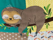 Laden Sie das Bild in den Galerie-Viewer, Babydecke/Krabbeldecke *Patchwork Faultier* KRD3007