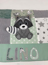 Laden Sie das Bild in den Galerie-Viewer, Babydecke/Krabbeldecke *Patchwork Waschbär * KRD3001