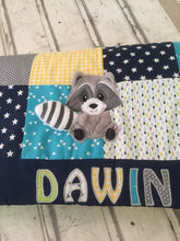 Laden Sie das Bild in den Galerie-Viewer, Babydecke/Krabbeldecke *Patchwork Waschbär* KRD3021