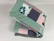 Laden Sie das Bild in den Galerie-Viewer, Babydecke/Krabbeldecke *Patchwork Eukalyptus/Esel* KRD3004