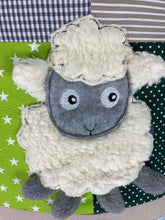 Laden Sie das Bild in den Galerie-Viewer, Babydecke/Krabbeldecke *Patchwork Schäfchen/Schaf* KRD3012