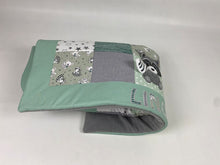 Laden Sie das Bild in den Galerie-Viewer, Babydecke/Krabbeldecke *Patchwork Waschbär * KRD3001