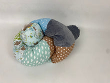 Laden Sie das Bild in den Galerie-Viewer, Bettschlage/Lagerungshilfe/ in altmint, grau Tönen *Patchwork* BS0006