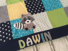 Laden Sie das Bild in den Galerie-Viewer, Babydecke/Krabbeldecke *Patchwork Waschbär* KRD3021
